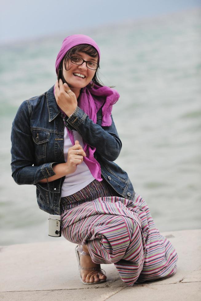 mooi jong vrouw Aan strand met sjaal foto