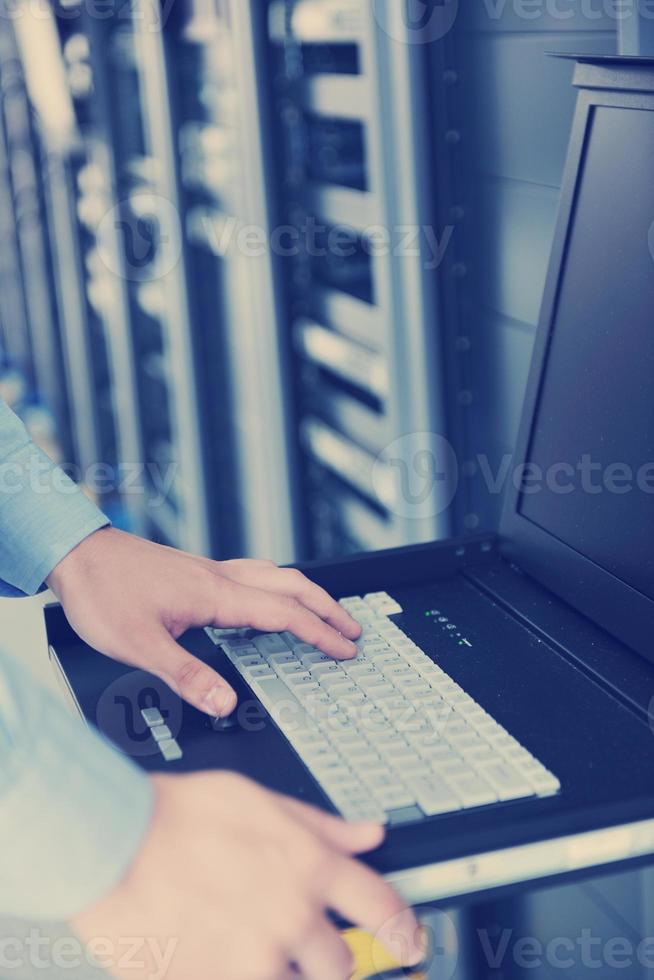 jong het ingenieur in datacenter server kamer foto