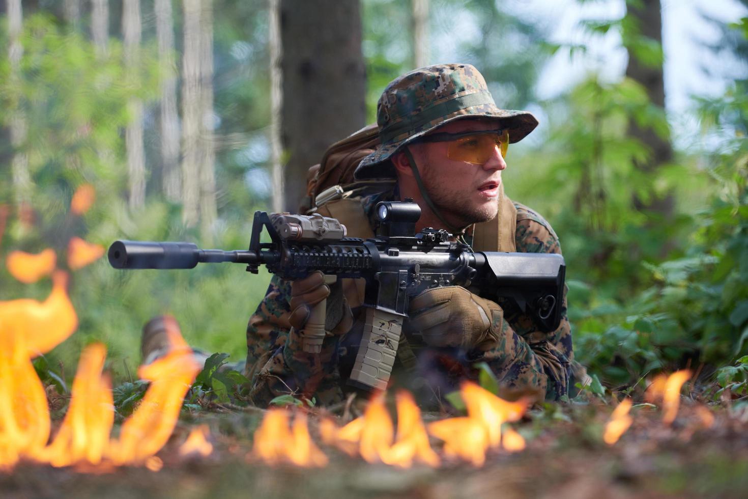 soldaat in actie foto