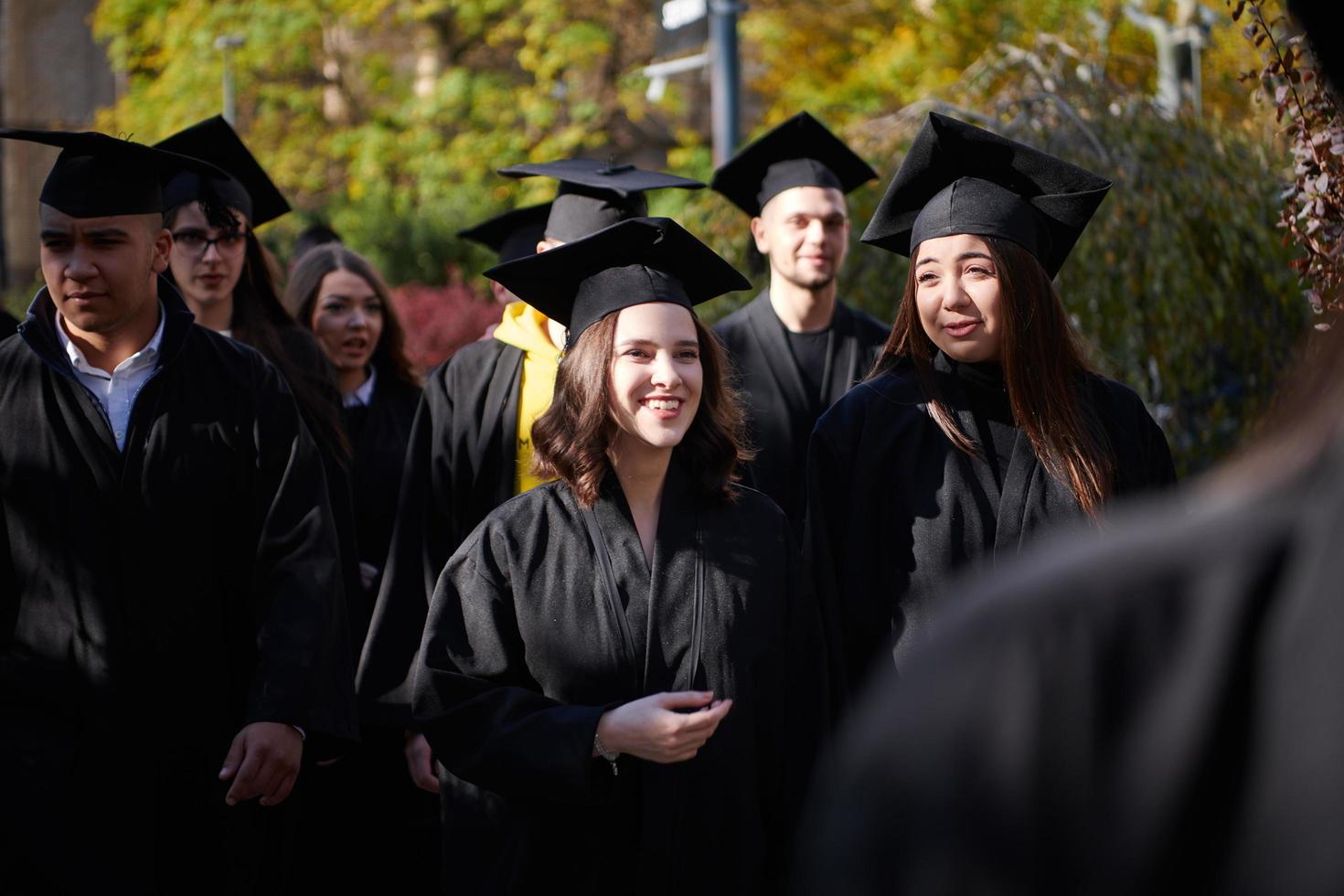 groep van verschillend Internationale afstuderen studenten vieren foto