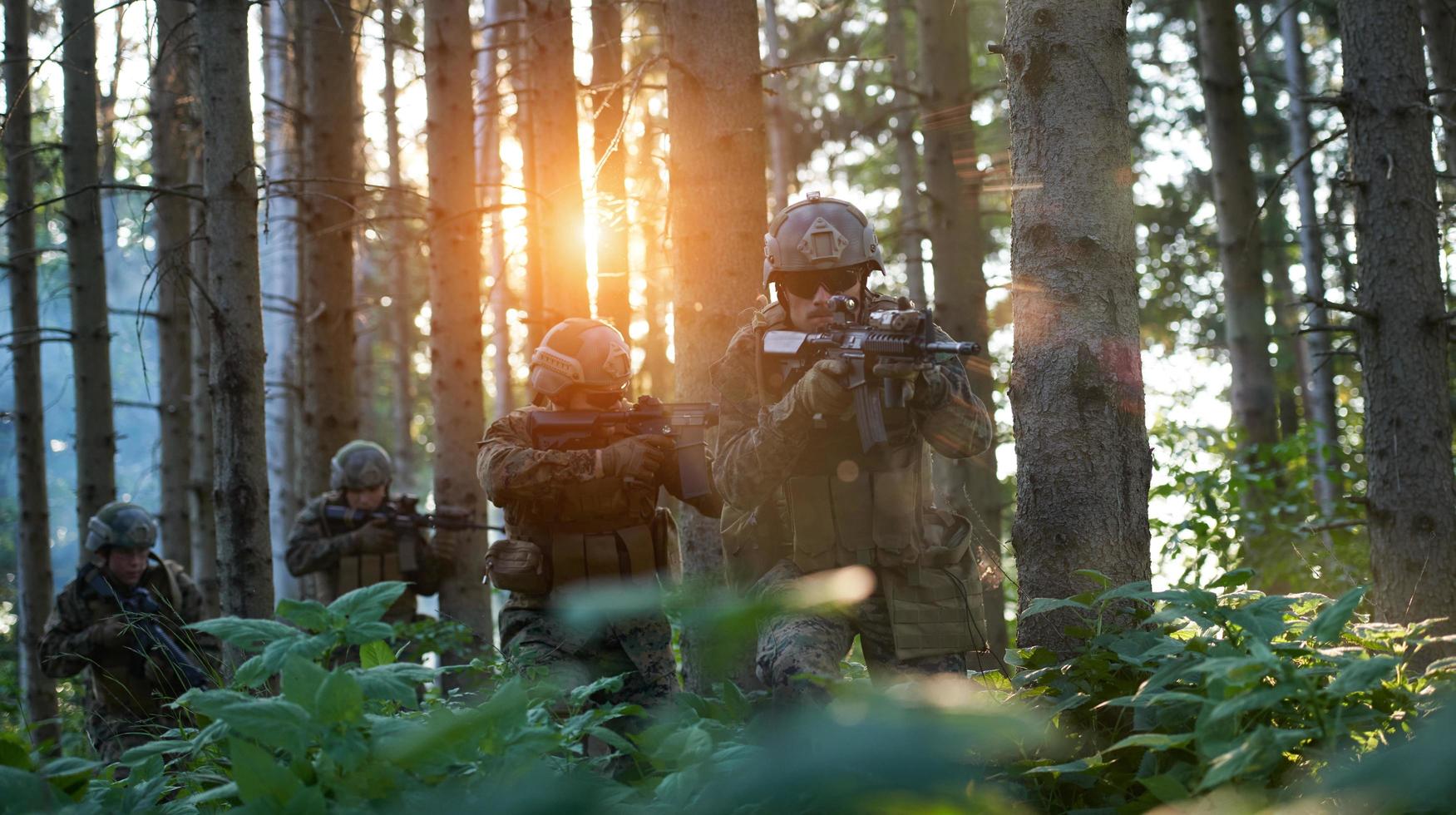 modern oorlogvoering soldaten ploeg in strijd foto