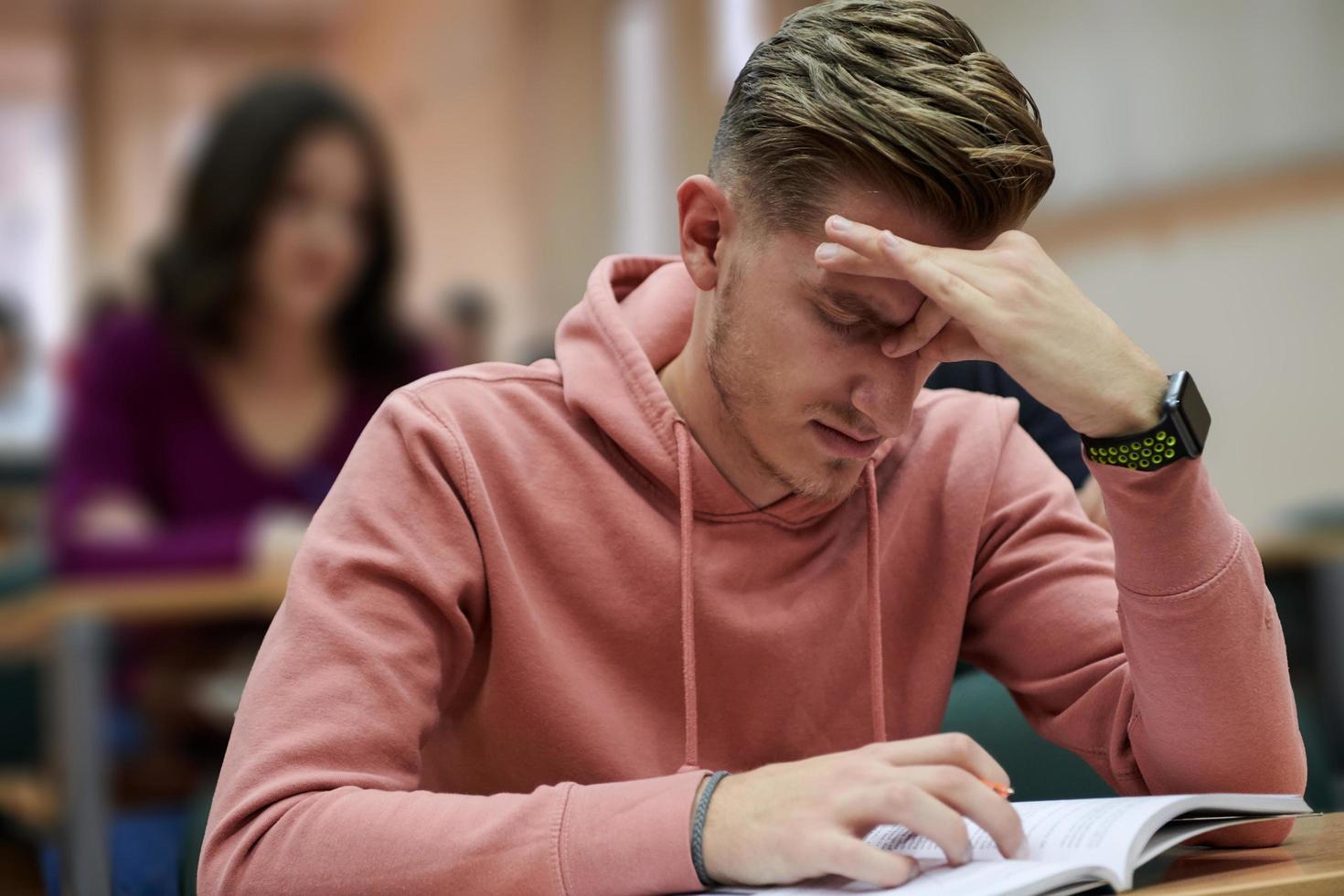 de leerling heeft een hoofdpijn in klasse foto