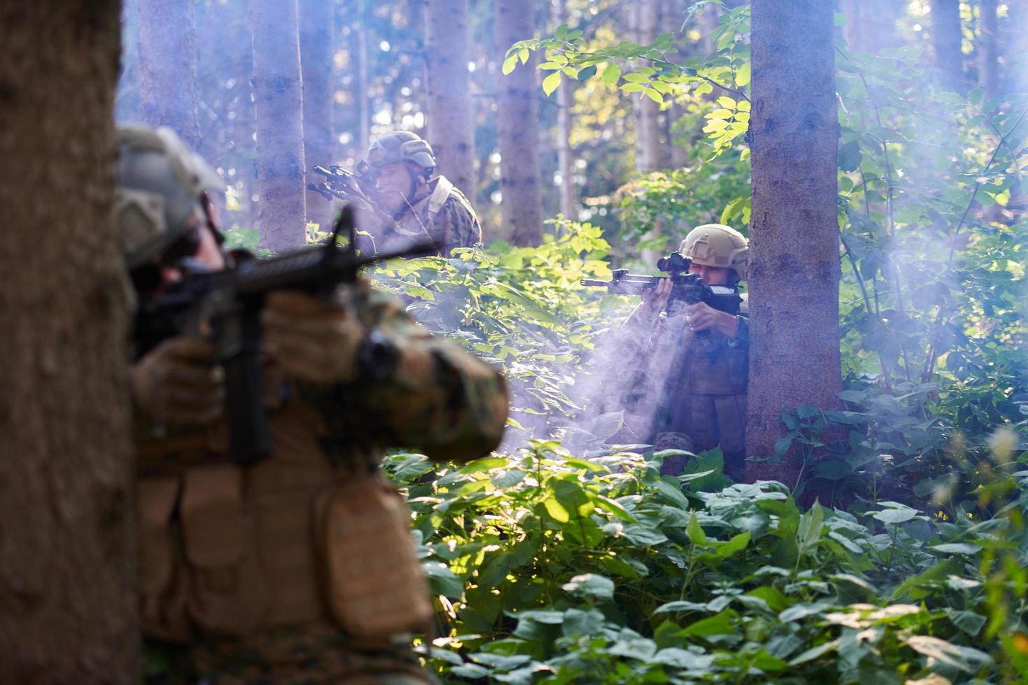 modern oorlogvoering soldaten ploeg in strijd foto