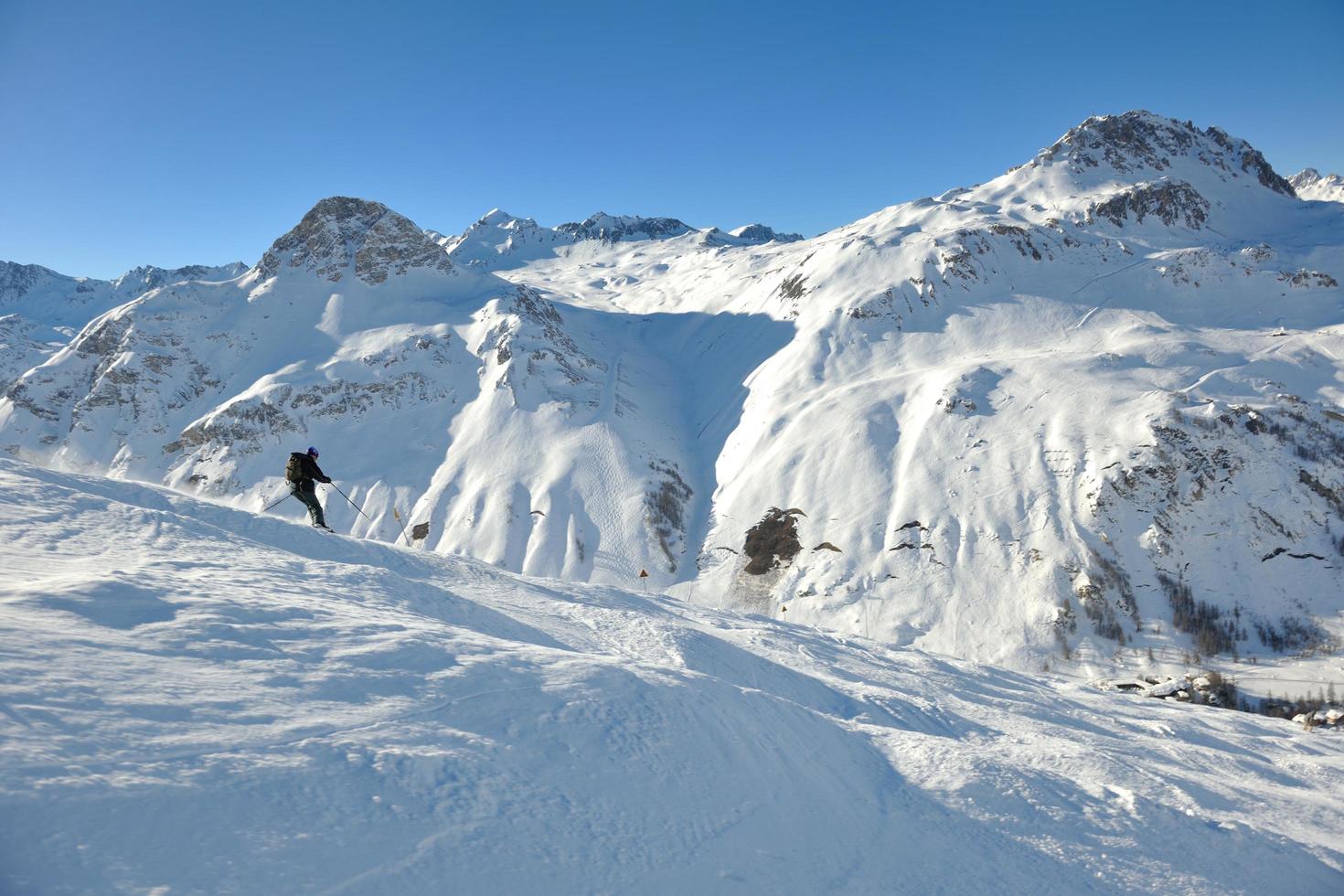 skiën op verse sneeuw in het winterseizoen op een mooie zonnige dag foto