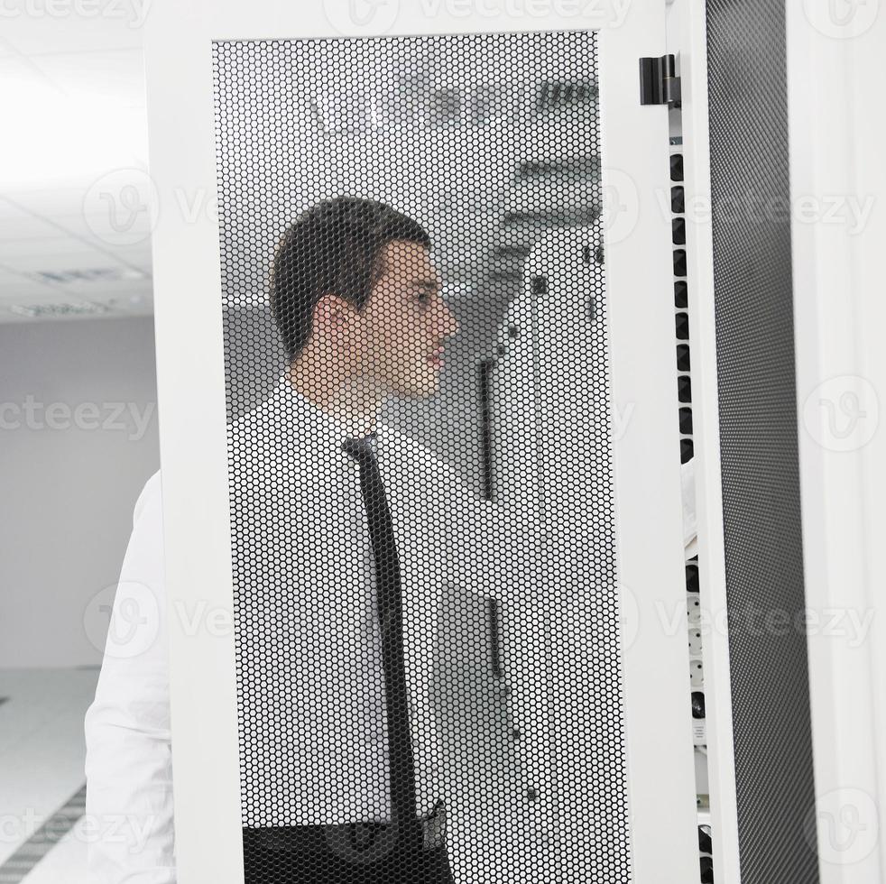 jong het ingenieur in datacenter server kamer foto