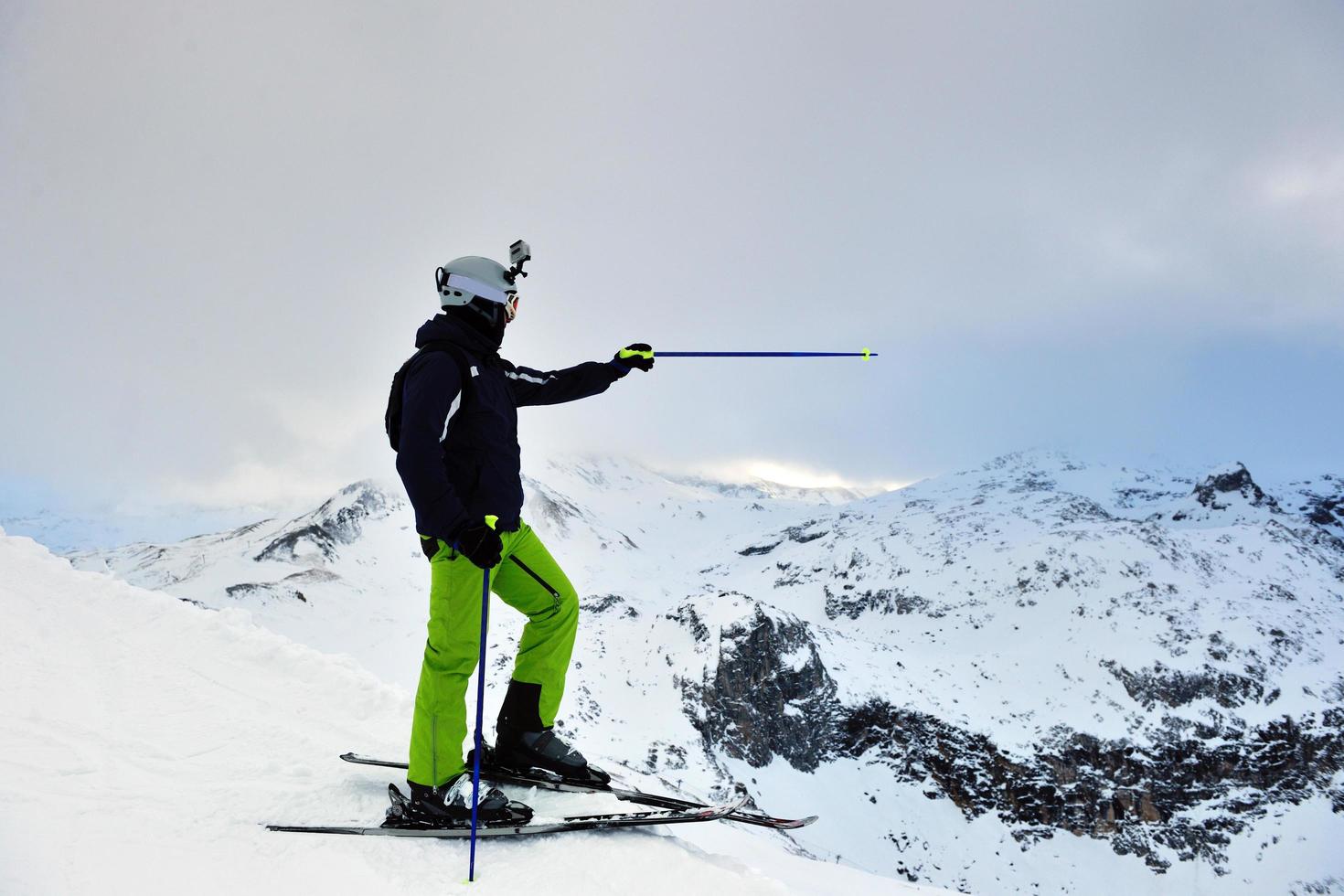 skiën op verse sneeuw in het winterseizoen op een mooie zonnige dag foto