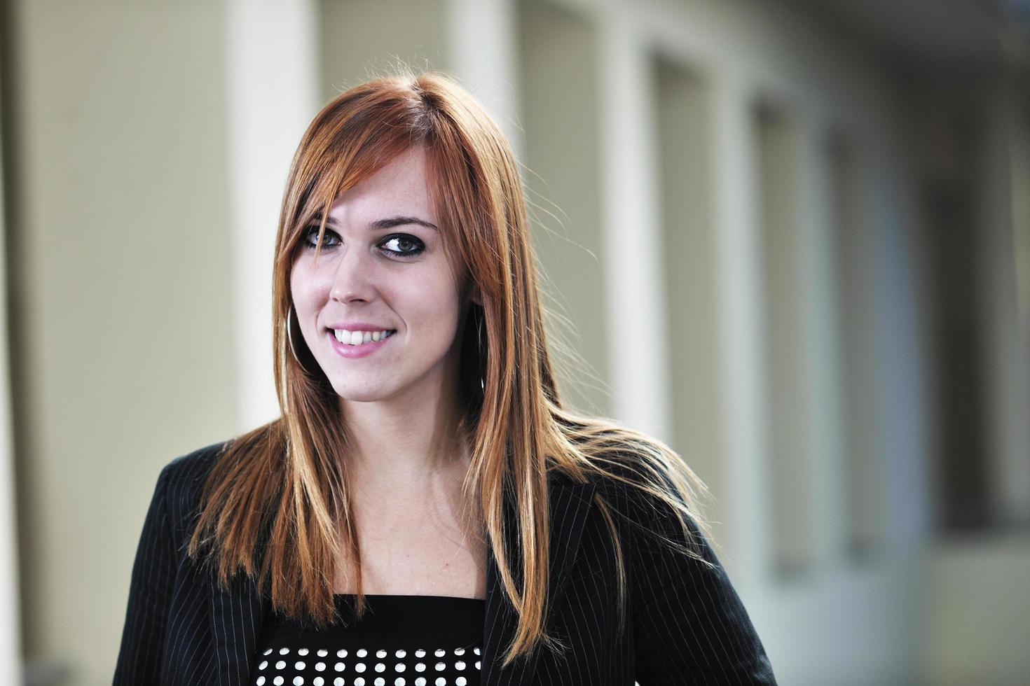 leerling meisje portret Bij Universiteit campus foto