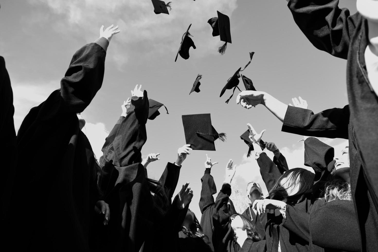 groep van verschillend Internationale afstuderen studenten vieren foto