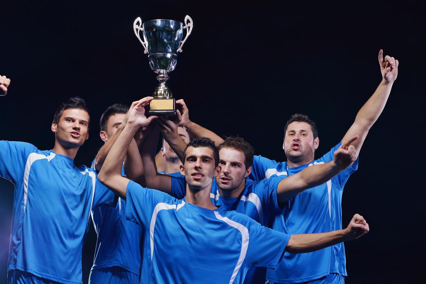 voetballers die de overwinning vieren foto