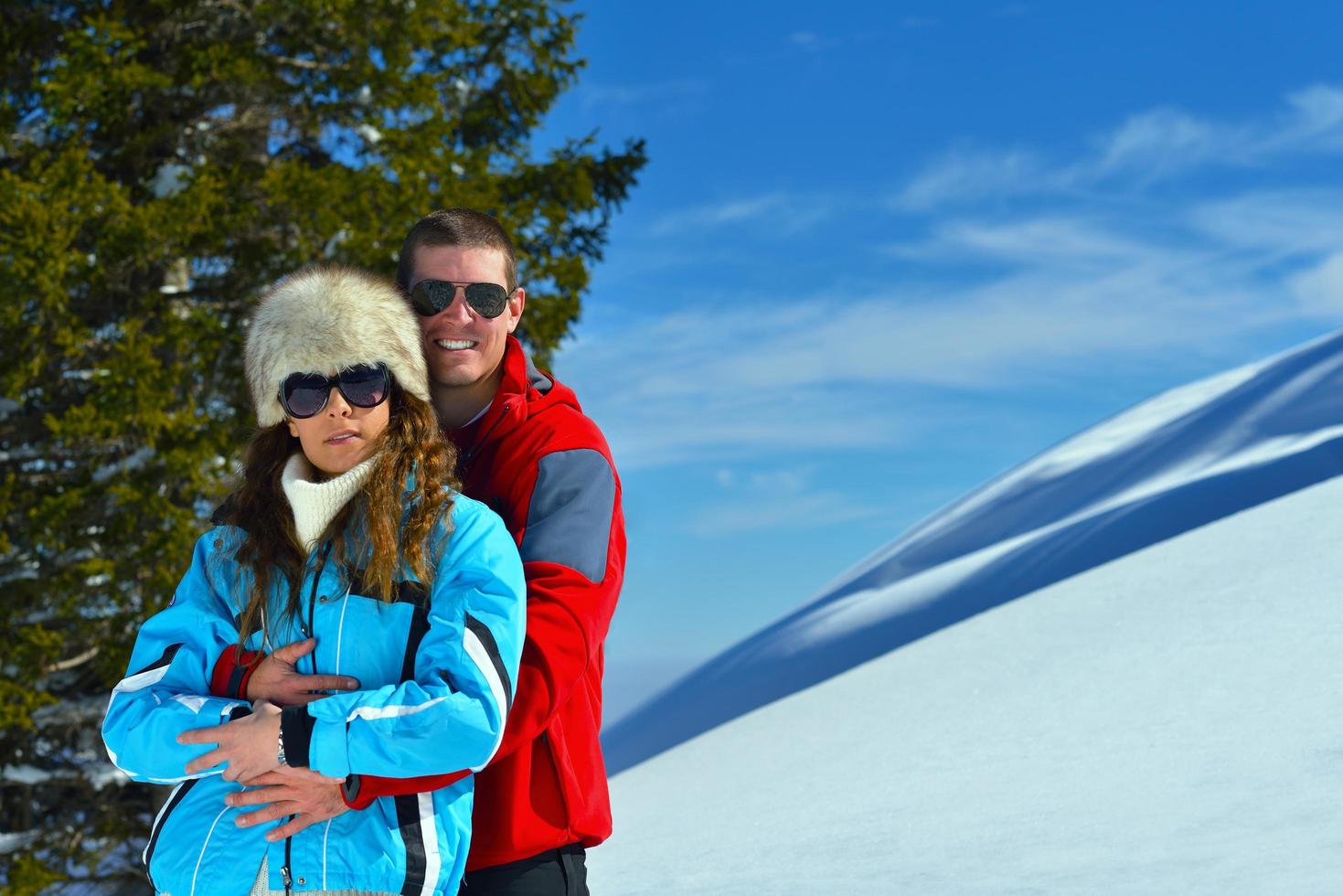 jong paar Aan winter vakantie foto