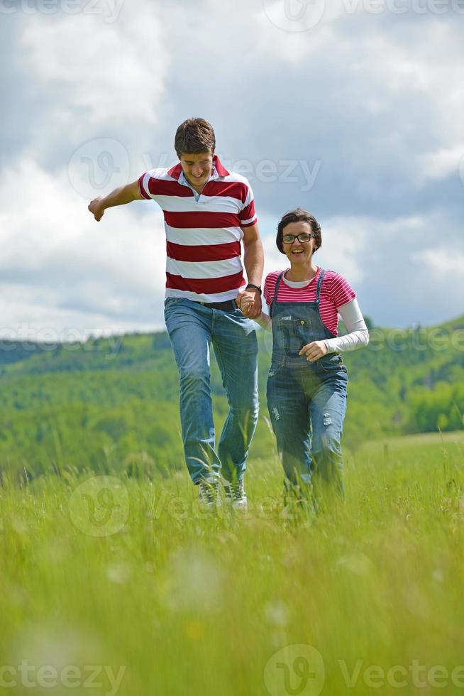 romantische jong koppel verliefd samen buiten foto