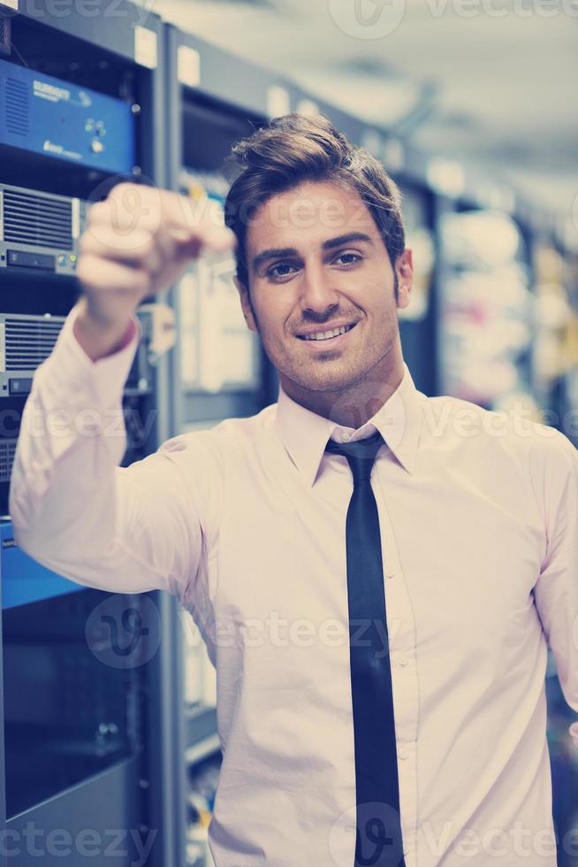 jong het ingenieur in datacenter server kamer foto