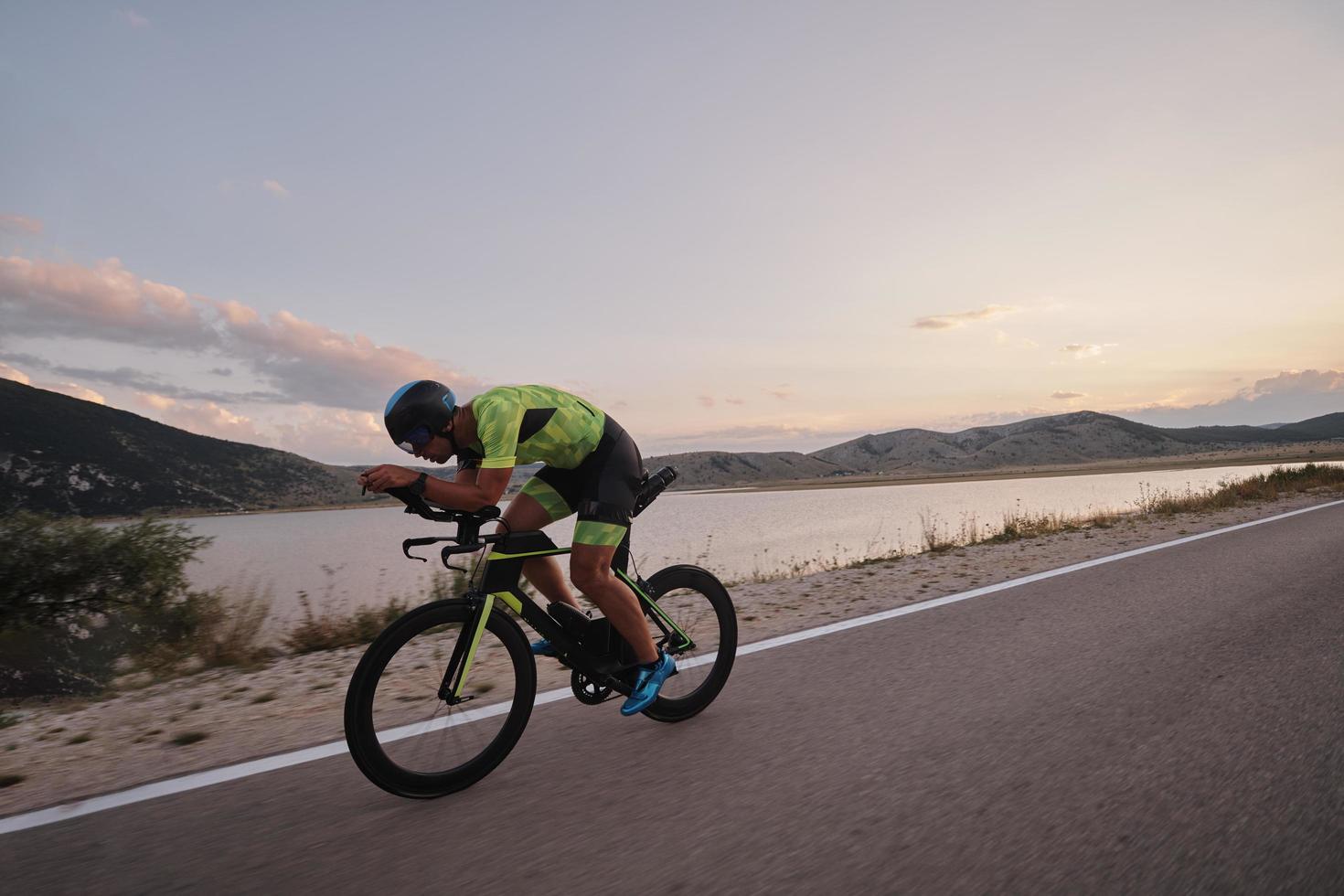 triatlon atleet op de fiets foto