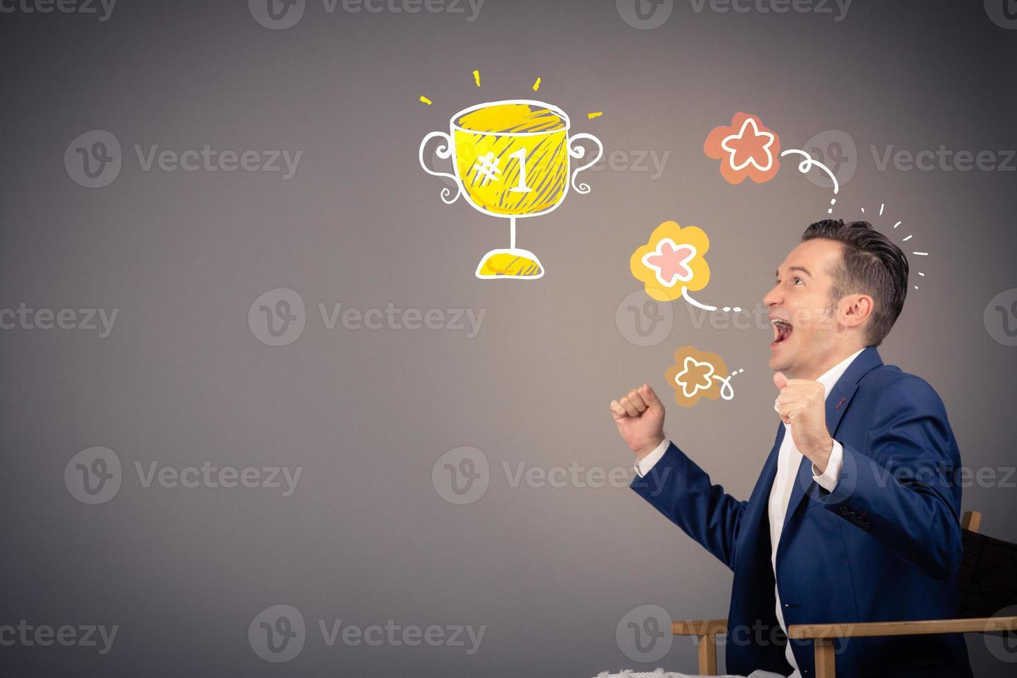 opgewonden zakenman vieren succes en schreeuwen Bij winnend trofee. kopiëren ruimte. foto