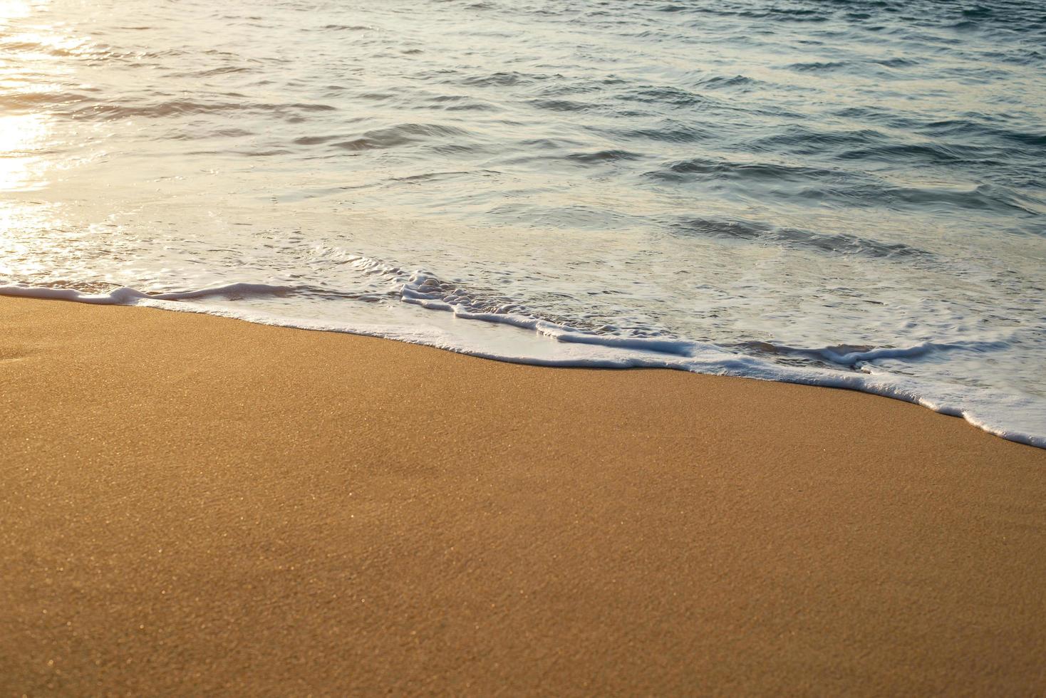 zee golven Aan de strand, mooi zacht schuim foto