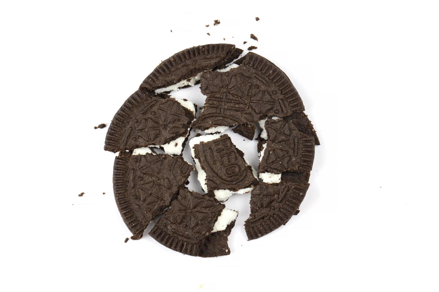 ternopil, Oekraïne - mei 8, 2022 oreo dun krokant koekje Aan wit achtergrond. de merk oreo is eigendom door mondelez Internationale foto