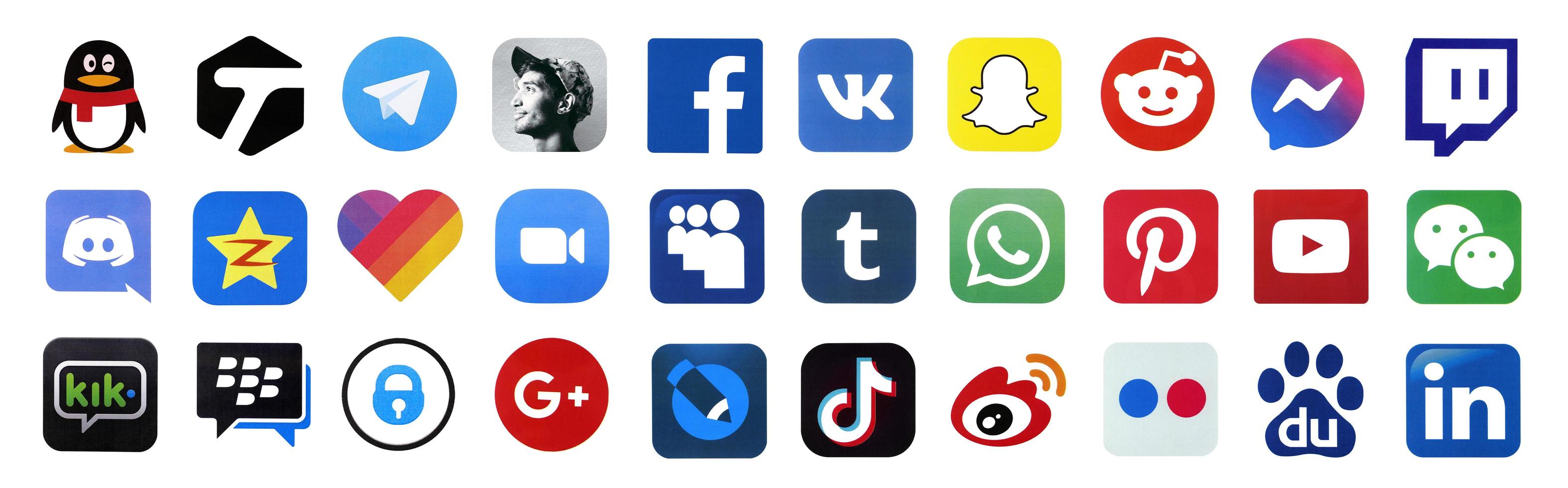 Charkov, Oekraïne - maart 14, 2021 veel pictogrammen van populair sociaal netwerken en boodschappers voor babbelen gedrukt Aan wit papier. logos van modern communicatie portalen en apps foto