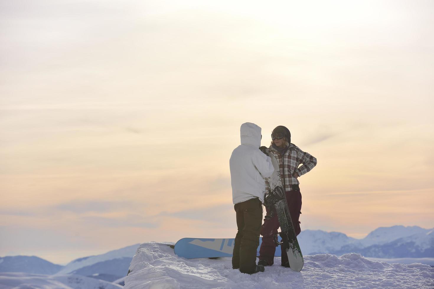 snowboarder's paar Aan berg's top foto