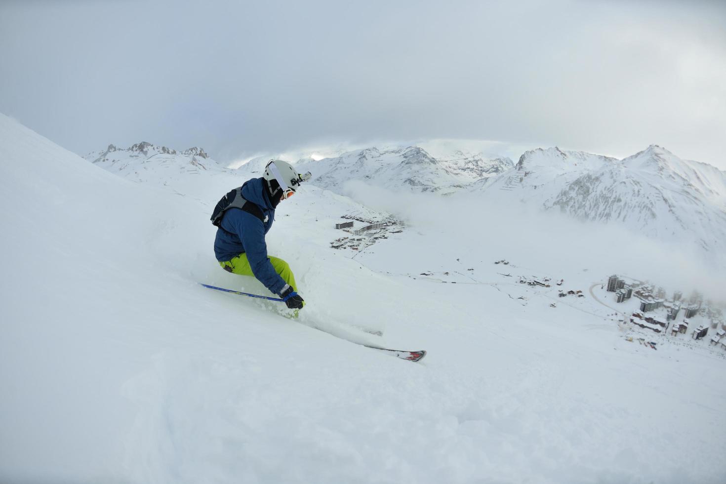 skiën op verse sneeuw in het winterseizoen op een mooie zonnige dag foto