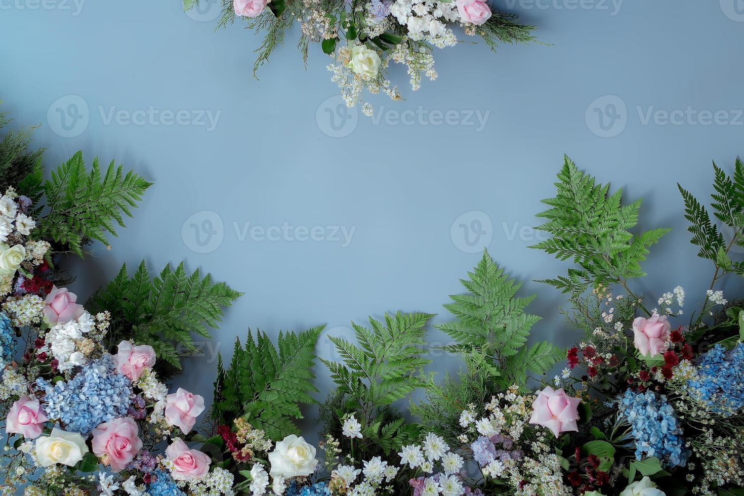 bloem arrangementen. bloem en blad patroon. lijst lay-out, kopiëren ruimte. bruiloft decoratie. bruiloft achtergrond met bloemen. decor. achtergronden. textuur. foto