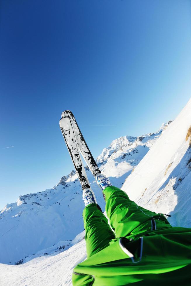 skiën op verse sneeuw in het winterseizoen op een mooie zonnige dag foto