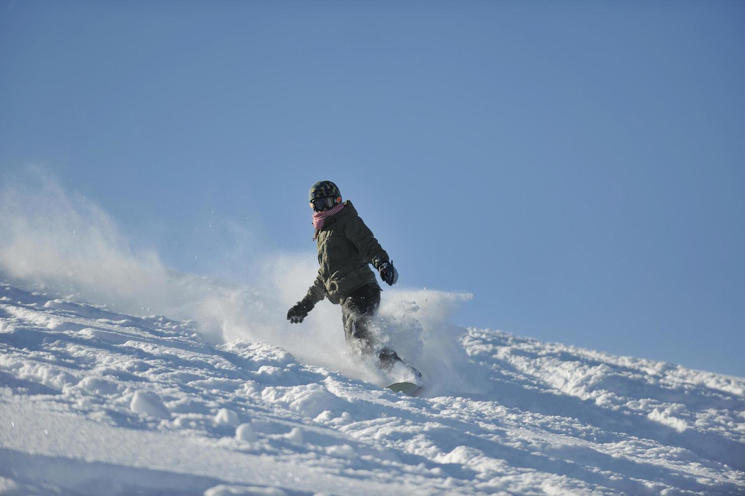 freestyle snowboarder springen en rijden foto