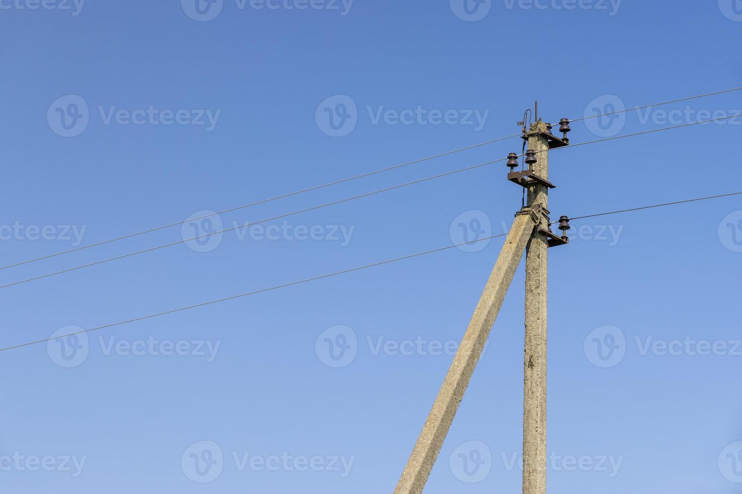 hoog voltage macht lijnen gemonteerd Aan beton polen foto