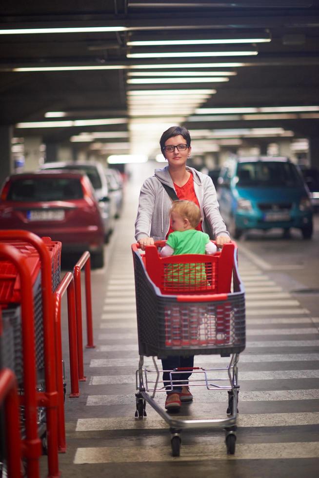 moeder met baby in boodschappen doen foto