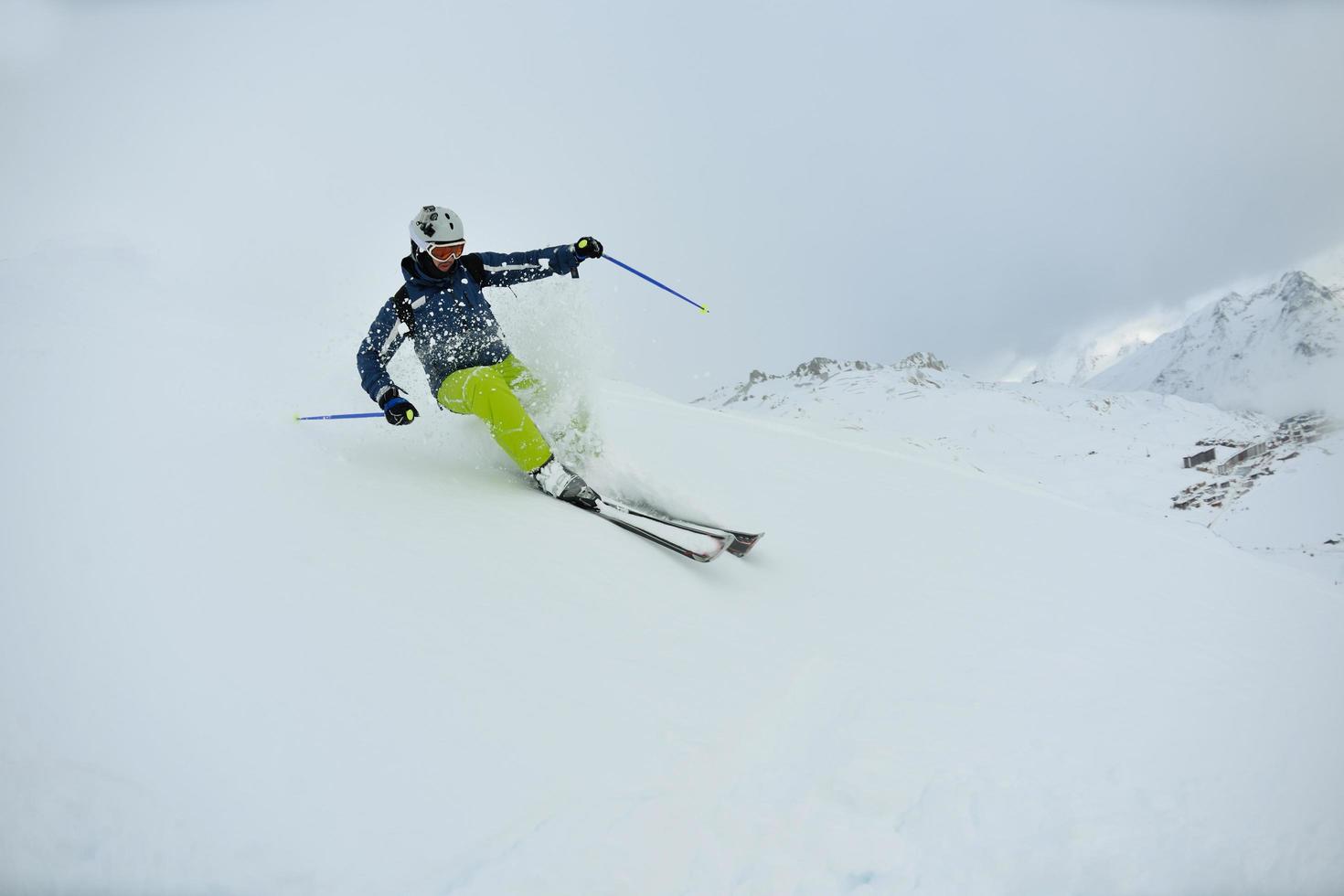 skiën op verse sneeuw in het winterseizoen op een mooie zonnige dag foto