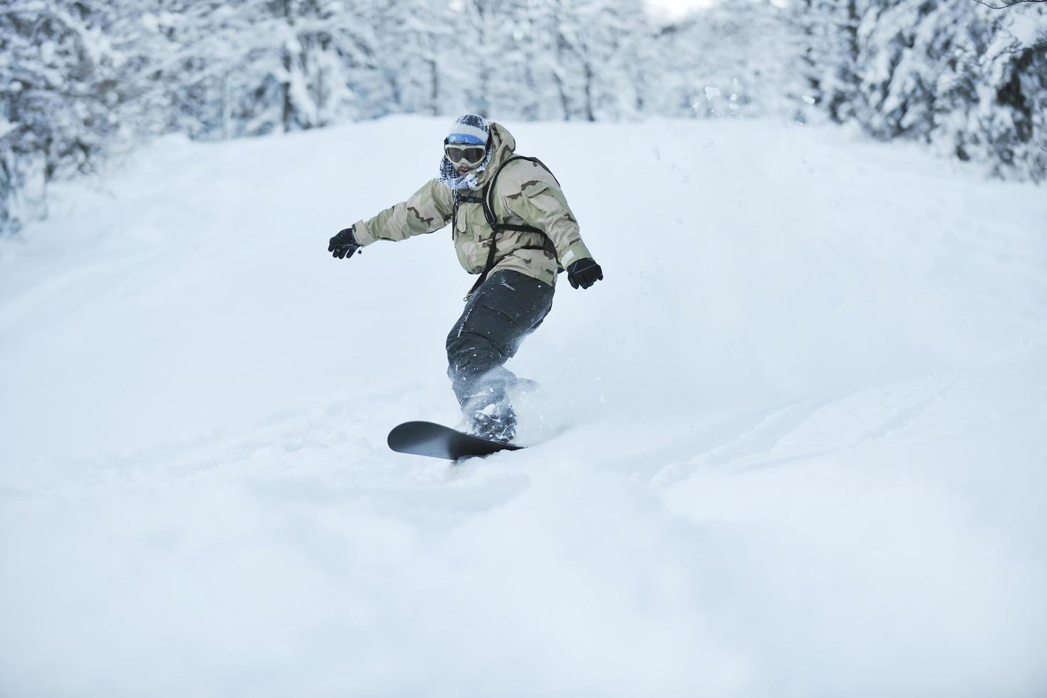 freestyle snowboarder springen en rijden foto