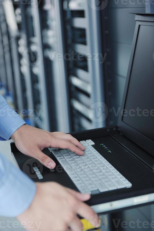 jong het ingenieur in datacenter server kamer foto