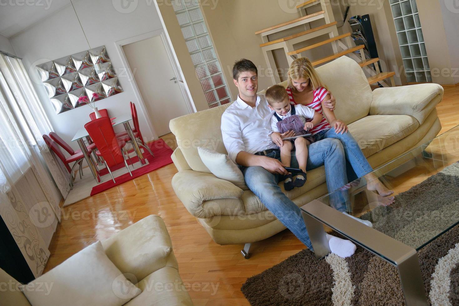 familie Bij huis gebruik makend van tablet computer foto