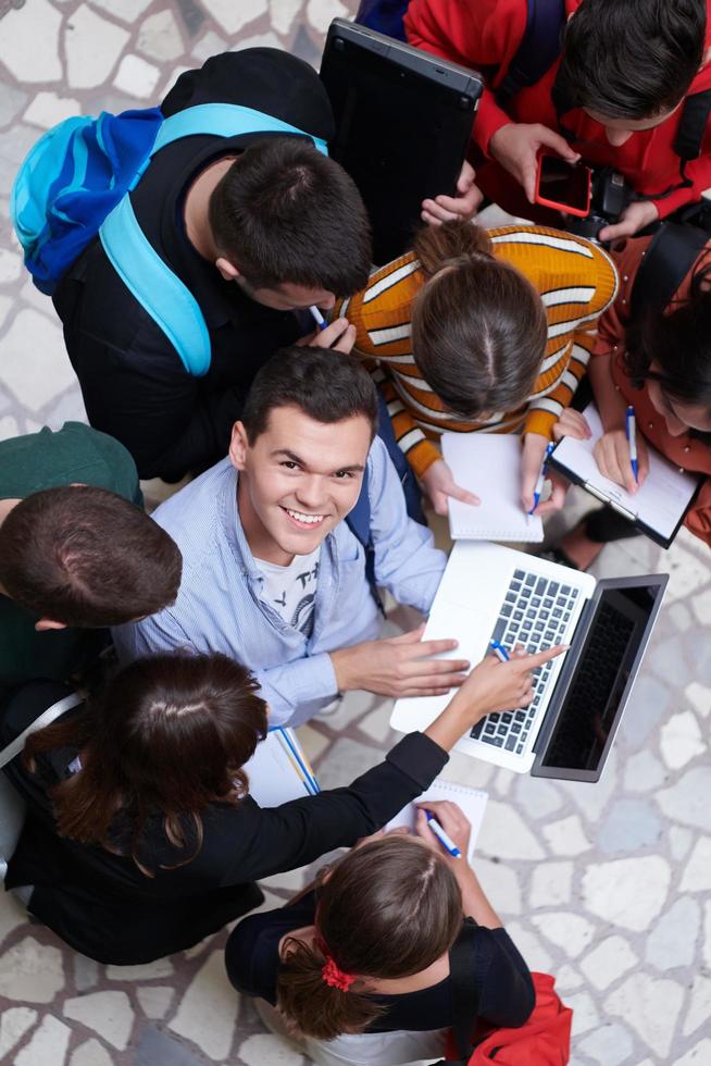 studenten gebruik makend van modern technologie voor school- project foto