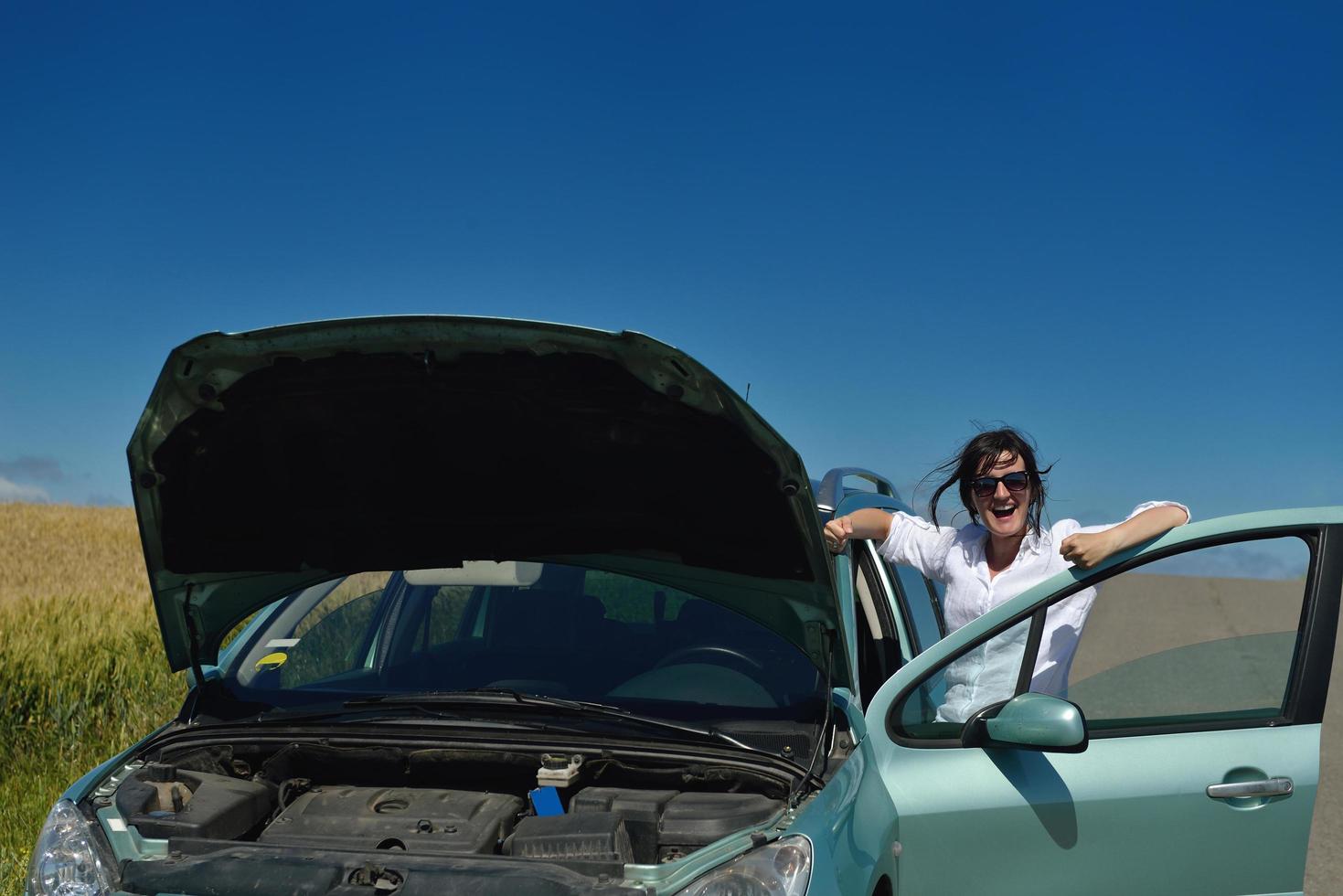 vrouw met gebroken auto foto