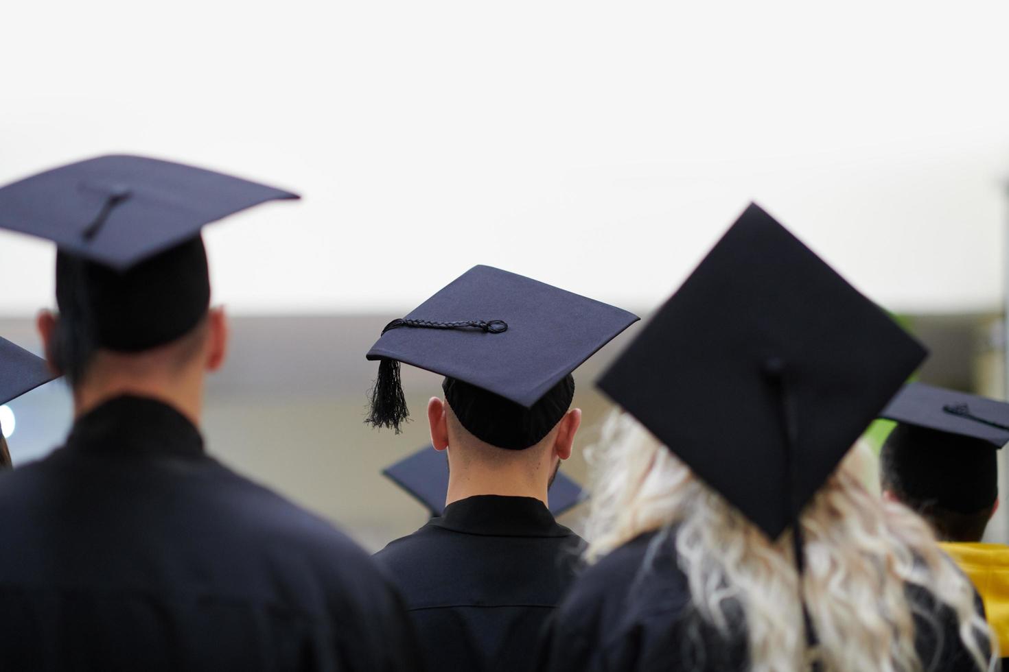 groep van verschillend Internationale afstuderen studenten vieren foto