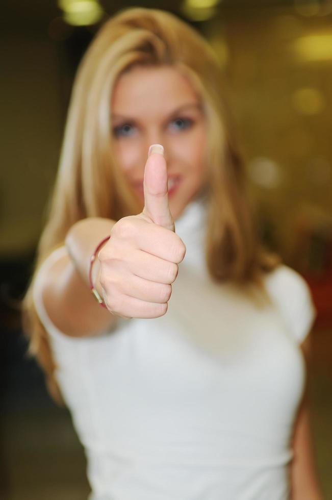 jong vrouw binnen- foto