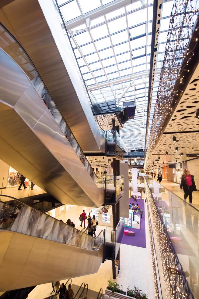 interieur van groot modern boodschappen doen winkelcentrum foto