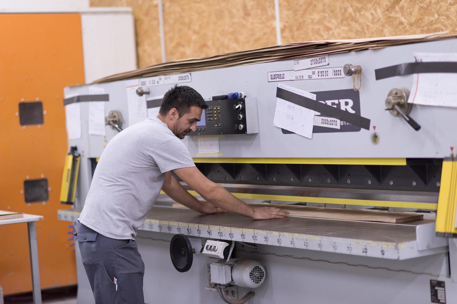 arbeider in een fabriek van houten meubelen foto