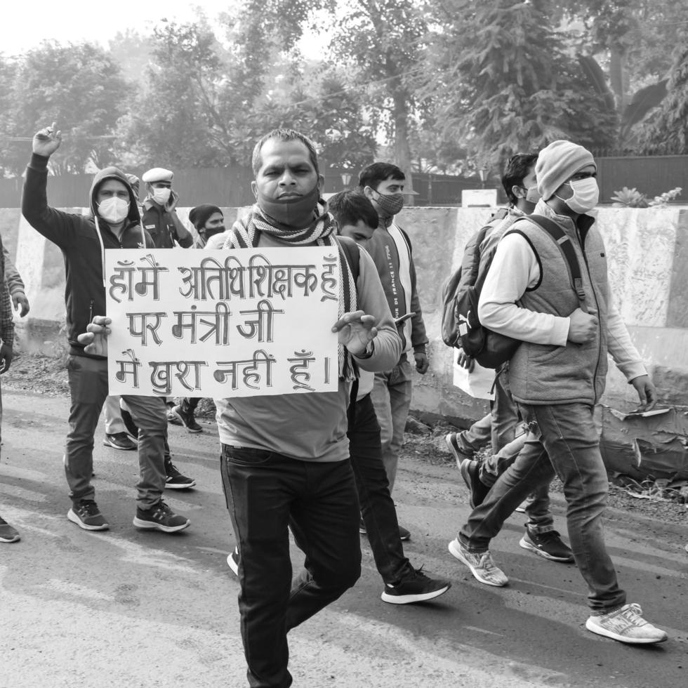 Delhi, Indië december 25 2021 - Delhi contractueel gast leraren met affiches, vlaggen en graffiti's protesteren tegen Delhi aap regering voor maken beleid, Delhi leraar protesteren zwart en wit foto