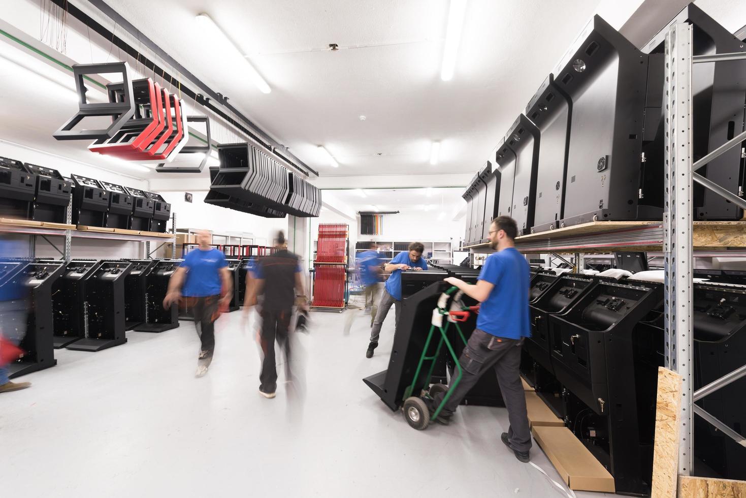 wazig beweging van arbeiders in modern zwaar industrie terwijl aan het doen de jobs ze zijn in in rekening brengen van. wazig foto. selectief focus foto