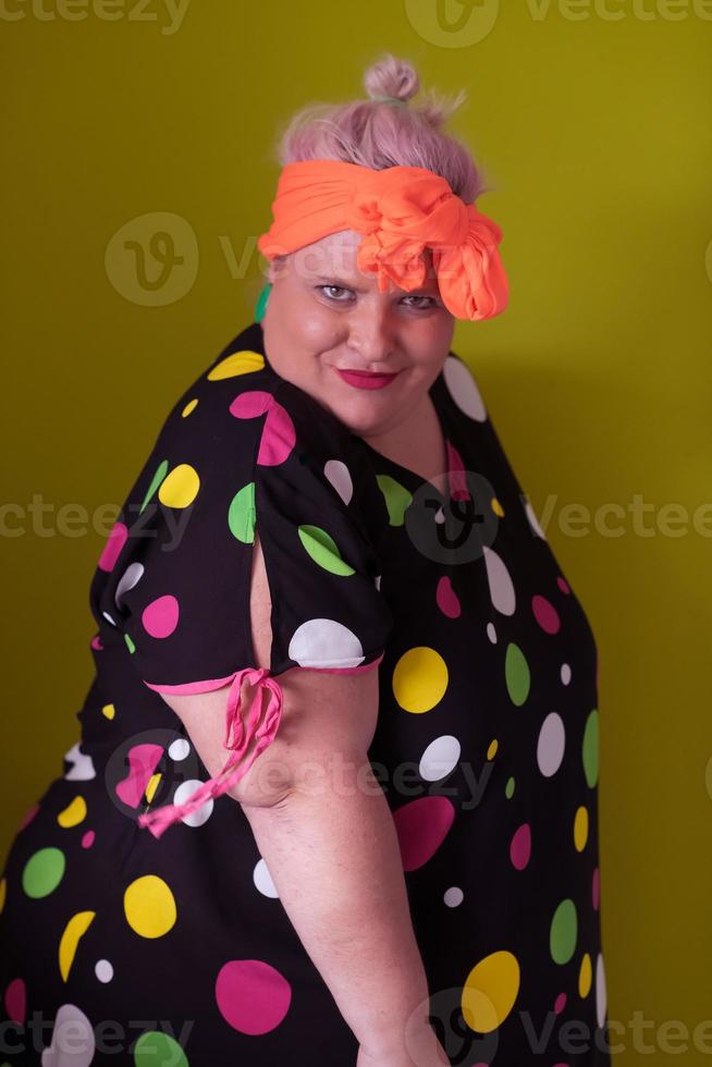 grappig plus grootte vrouw vrouw poseren geïsoleerd Aan pastel groen achtergrond studio portret. mensen emoties levensstijl concept. bespotten omhoog kopiëren ruimte. schreeuwen in megafoon. foto