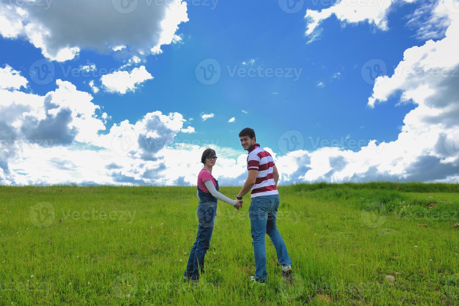 romantische jong koppel verliefd samen buiten foto