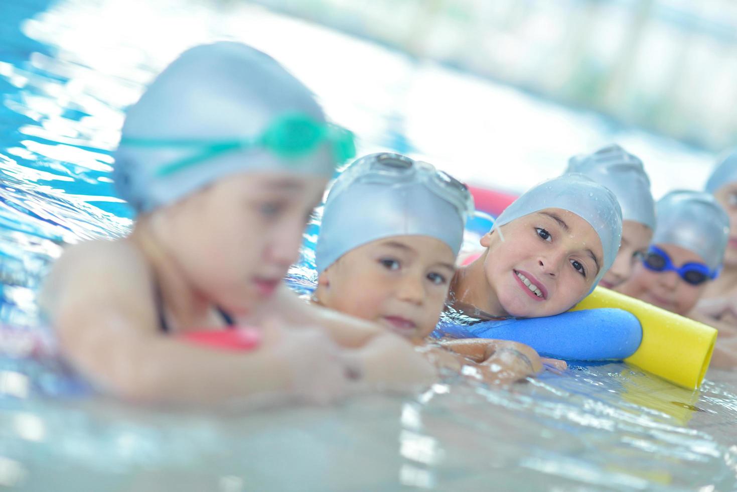 kindergroep bij zwembad foto