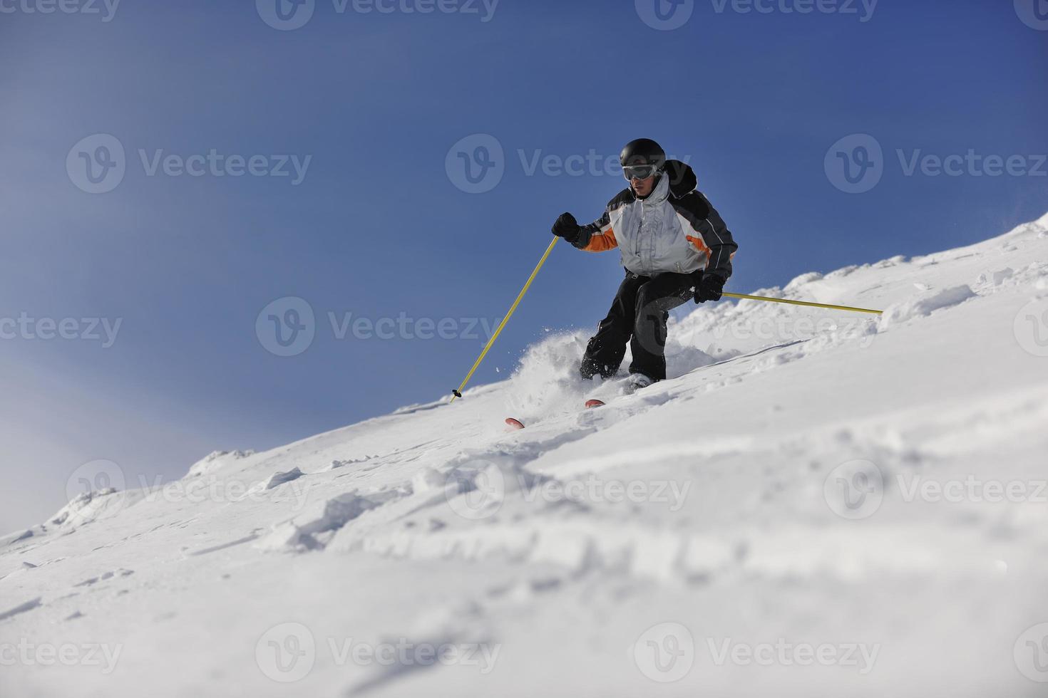 skiër Aan berg foto