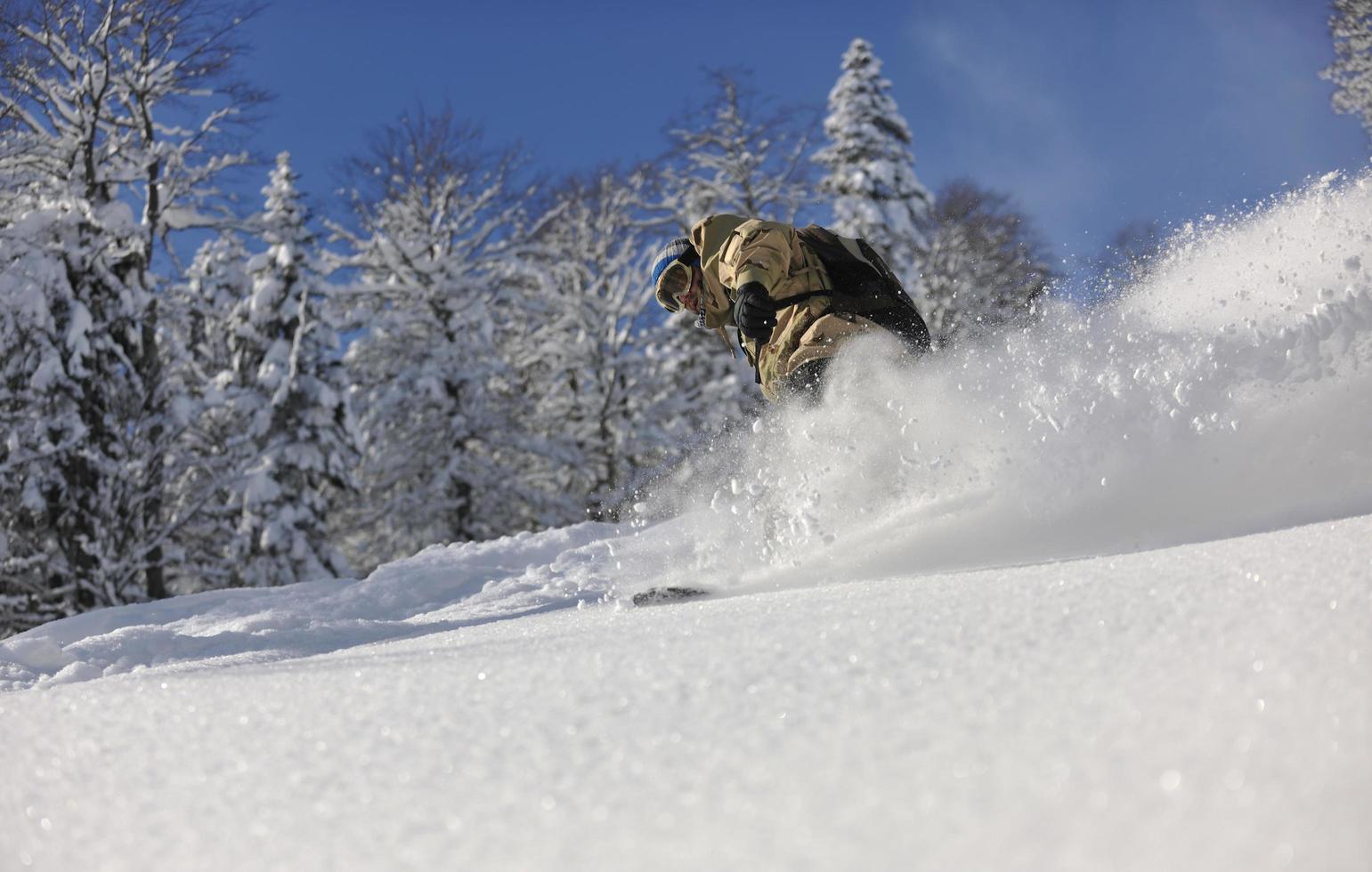 freestyle snowboarder springen en rijden foto