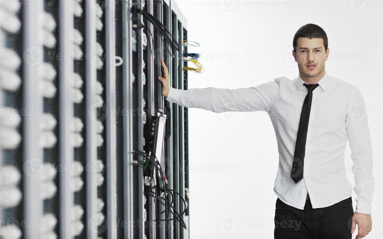 jong het ingenieur in datacenter server kamer foto