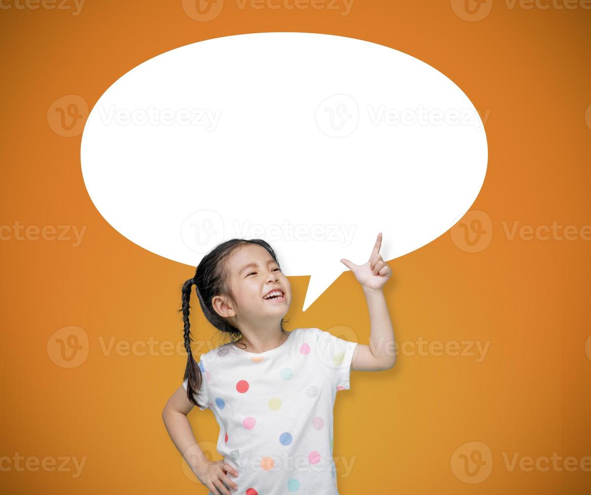 Aziatisch kind meisje richten Bij de schoolbord met verbeelding de leeg toespraak bubbel,, creatief en dromen van kinderjaren concept foto