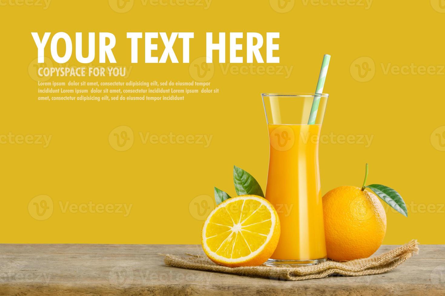 glas van vers oranje sap Aan houten tafel, vers fruit oranje sap in glas met groep Aan geel achtergrond met kopiëren ruimte voor uw tekst. foto