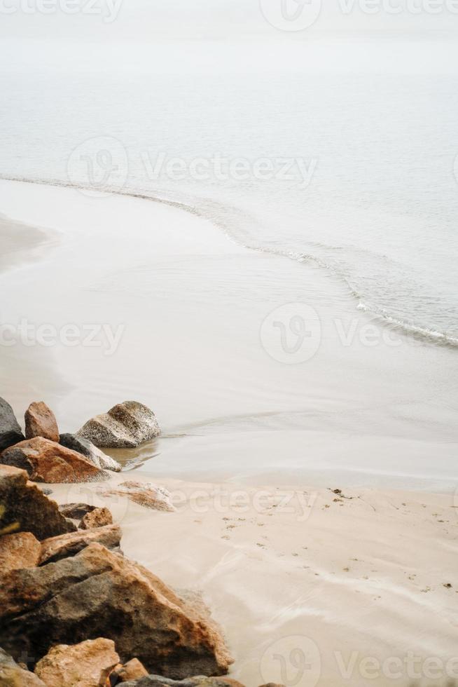 strand en rotsen in Morro baai Californië foto