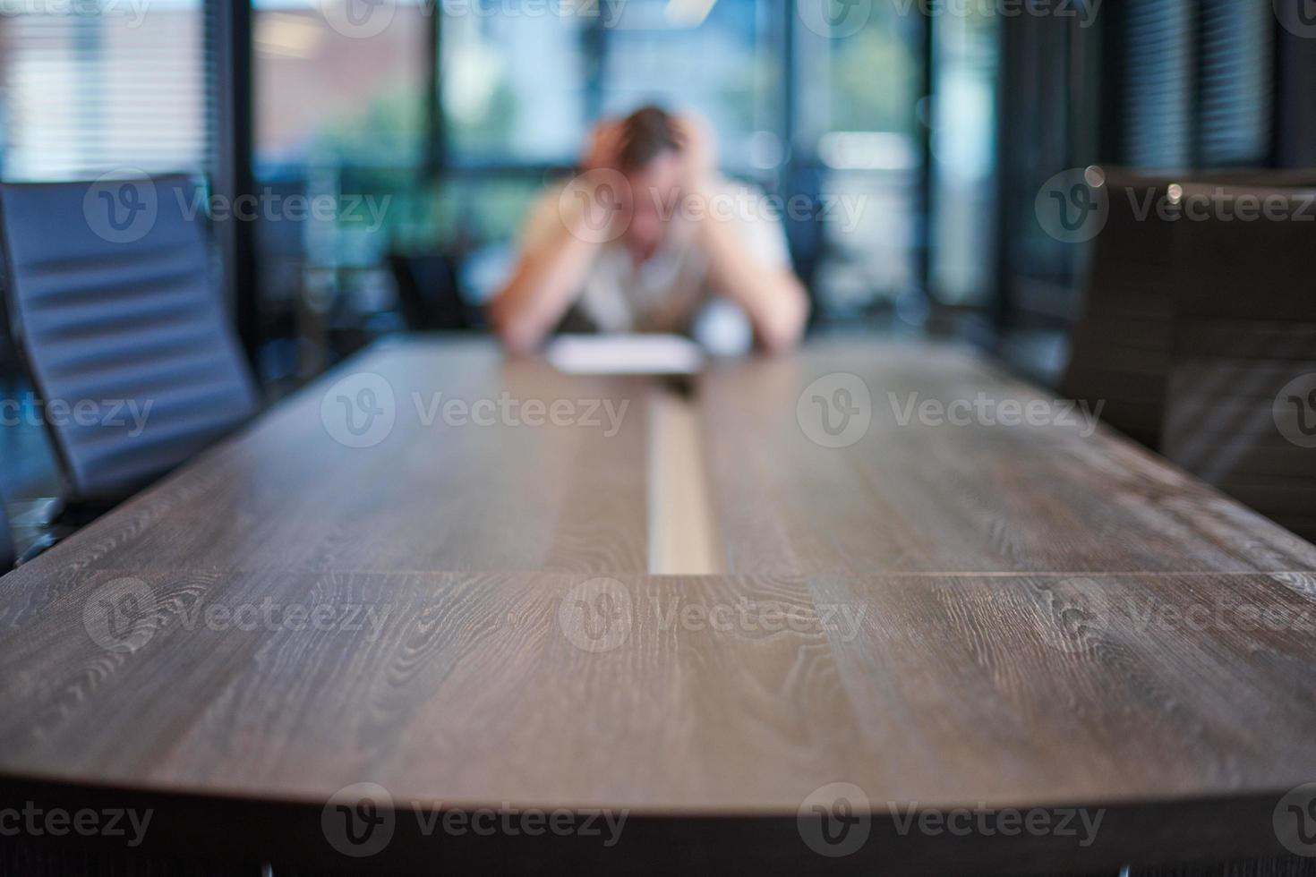 ontslagen werknemer in conferentie kamer. manager Bij tafel in modern vergadering kamer voor bedrijf onderhandelingen en bedrijf vergaderingen. foto